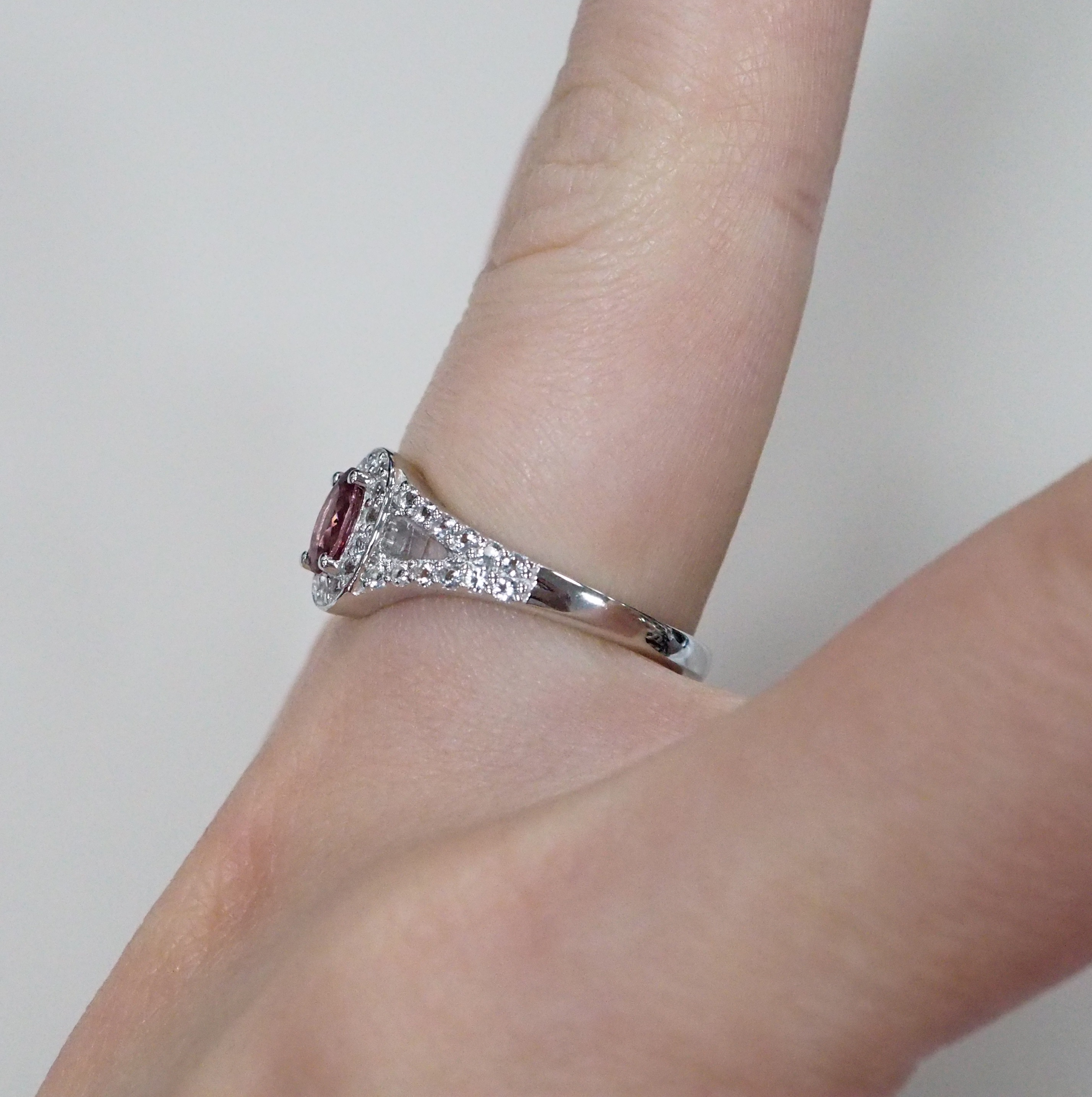 Серебряное кольцо с гранатом